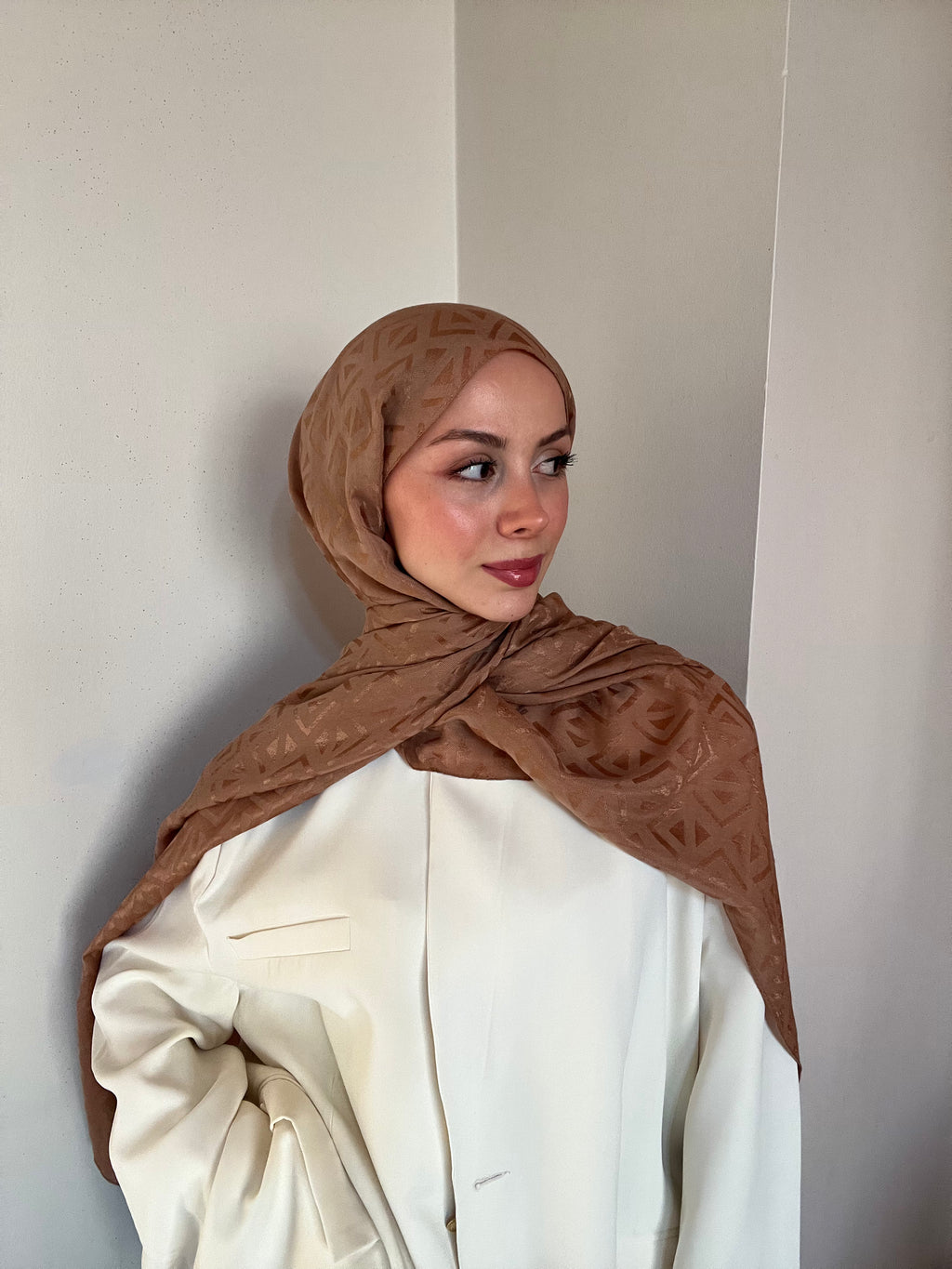 Akel Asetat Üçgen Şal Camel