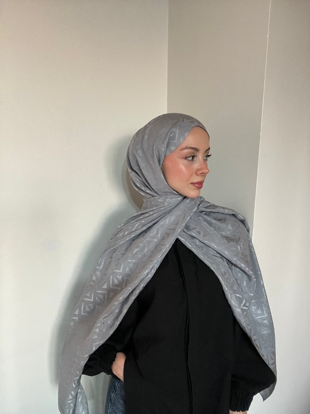 Akel Asetat Üçgen Şal Gri