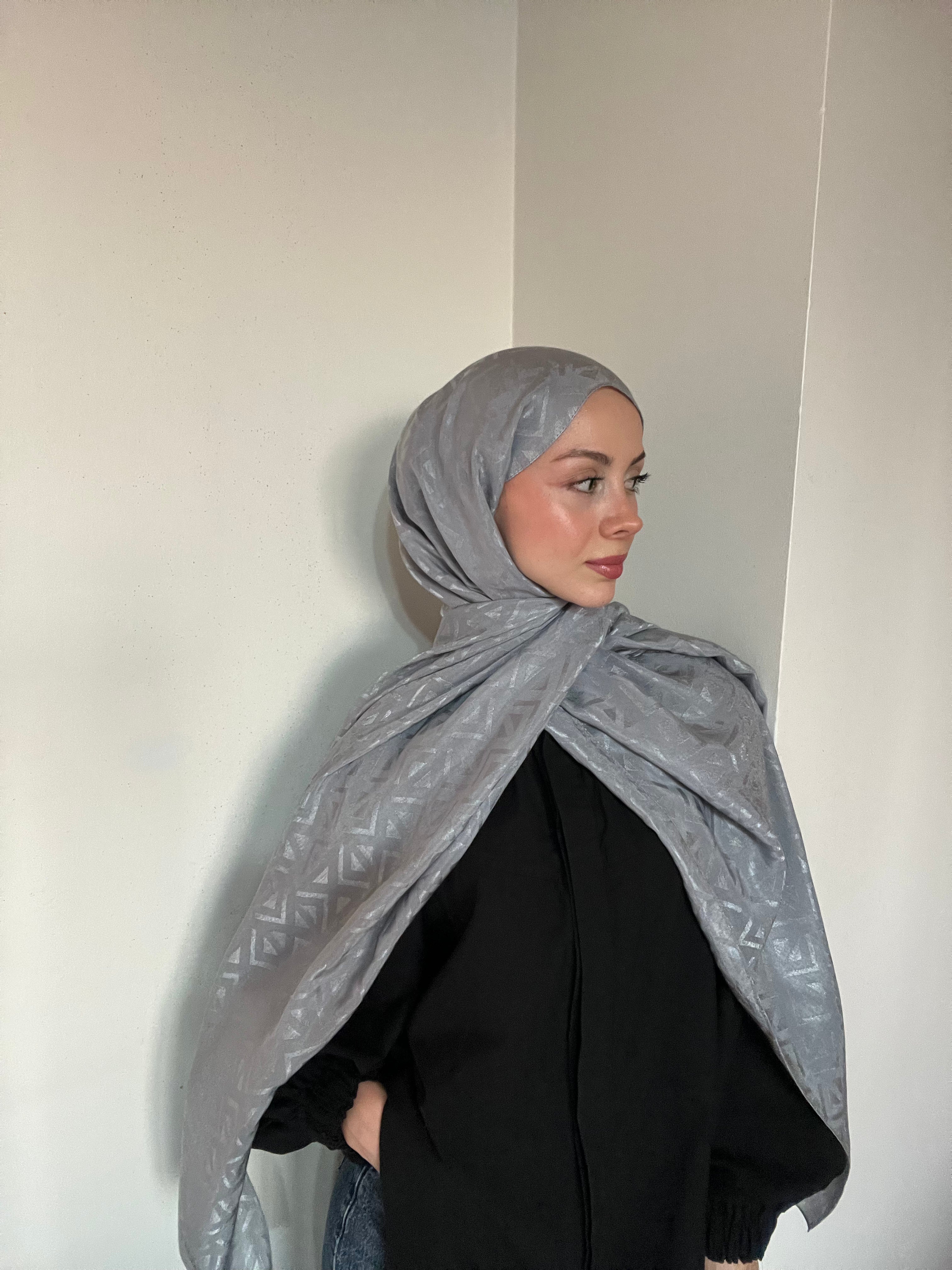 Akel Asetat Üçgen Şal Gri